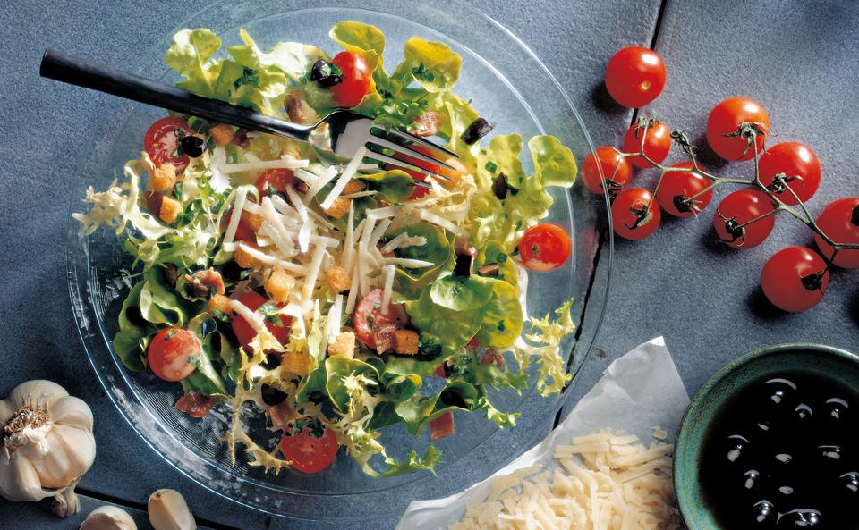 Mittelmeer-Salat mit Sardellen und Oliven