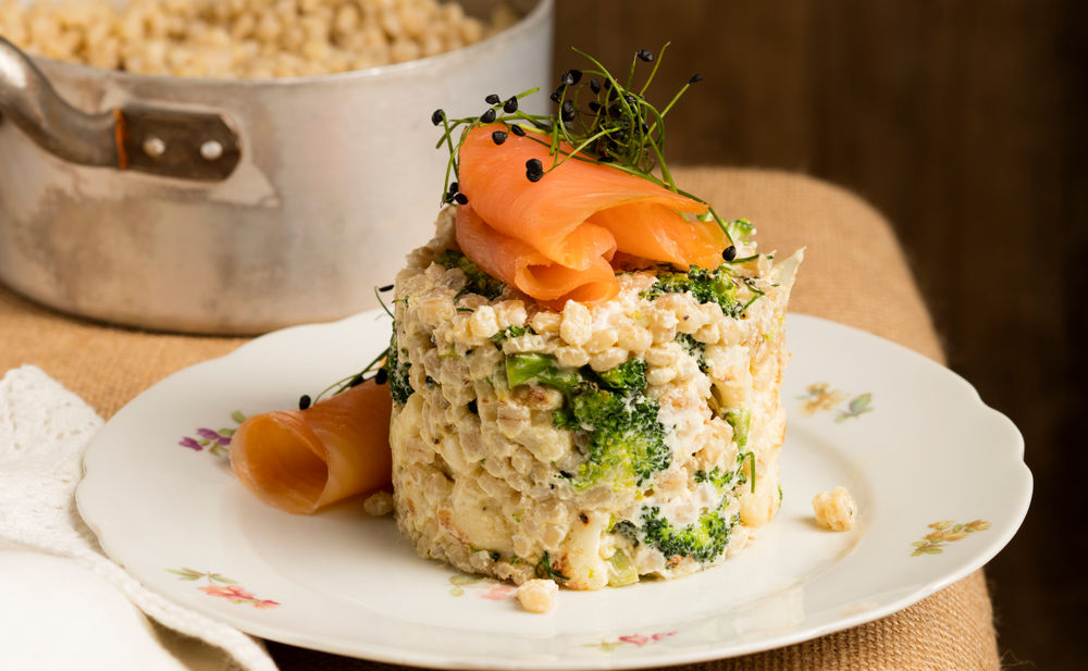 Rezept für Rollgerste mit Gemüse und Räucherlachs